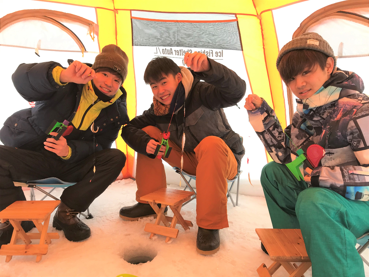 意外と大変な穴あけや餌付けはガイドが事前に準備。到着後すぐに釣りが楽しめます!