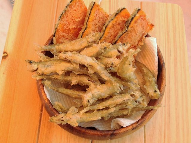 釣れたワカサギはすぐ横のテントで天ぷらに☆ 釣りしながら揚げたてでアツアツサクサクのワカサギ天ぷらが試食できます♪