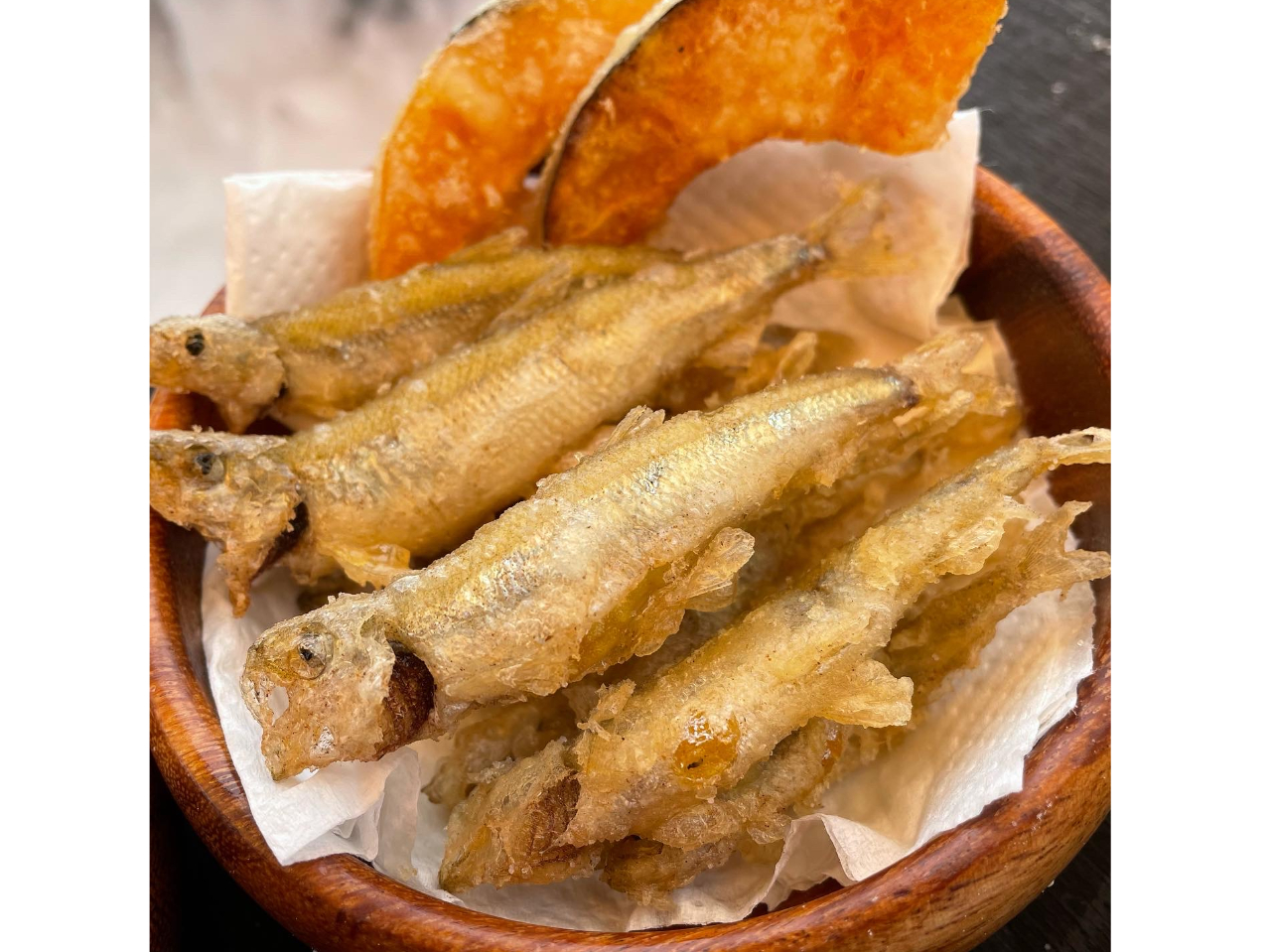 釣れたワカサギはすぐ横のテントで天ぷらに☆ 釣りしながら揚げたてでアツアツサクサクのワカサギ天ぷらが試食できます♪