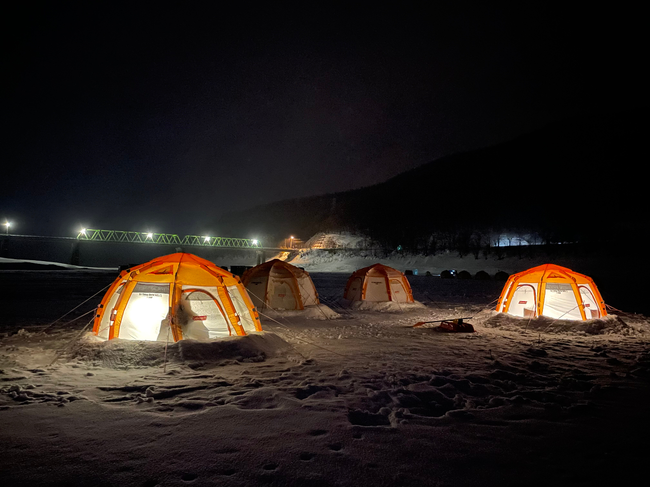 ^ÂȌ΂̏ɃCgŏƂ炳ꂽeg͌zIłB