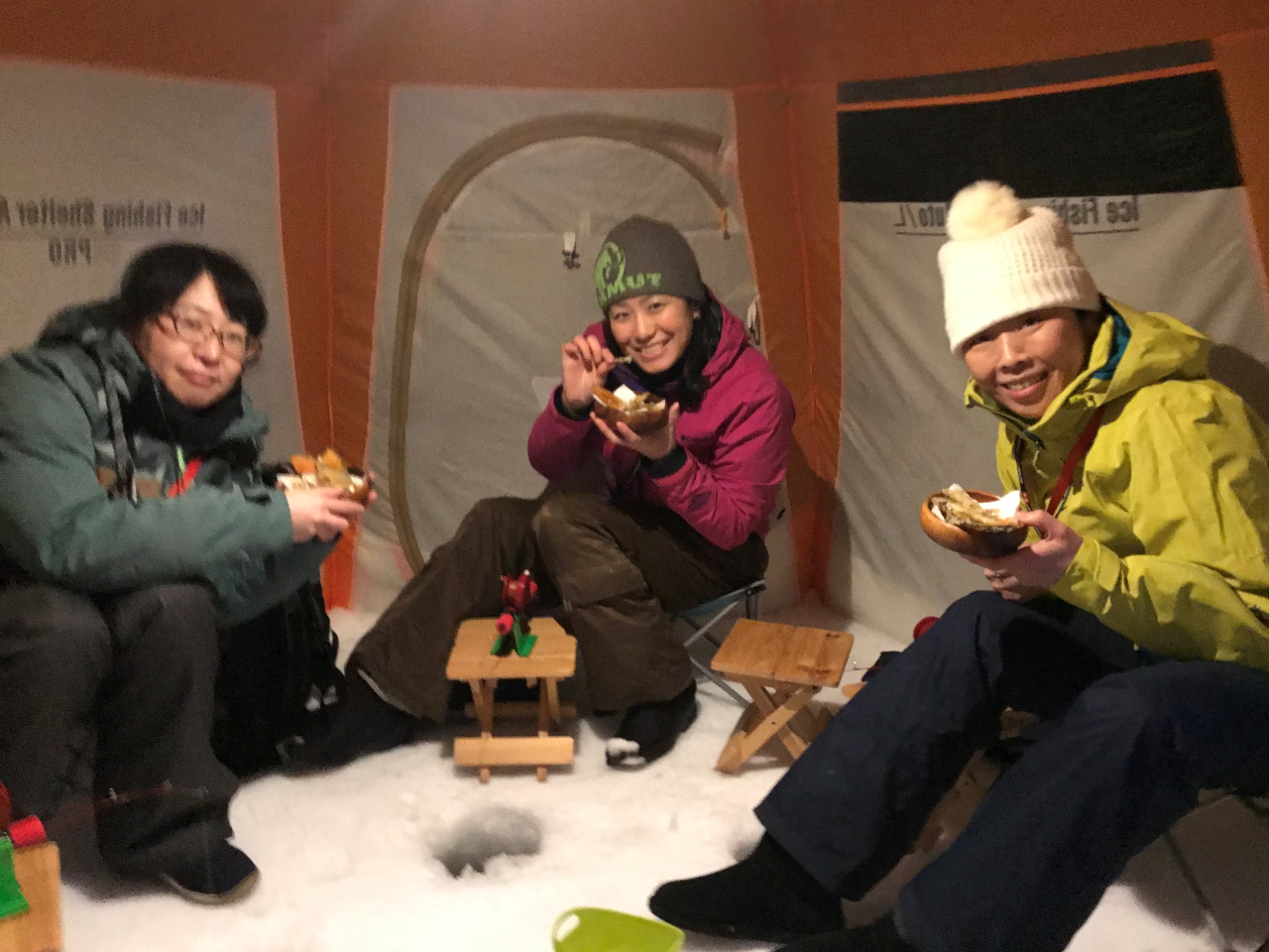 意外と大変な穴あけや餌付けはガイドが事前に準備。到着後すぐに釣りが楽しめます!