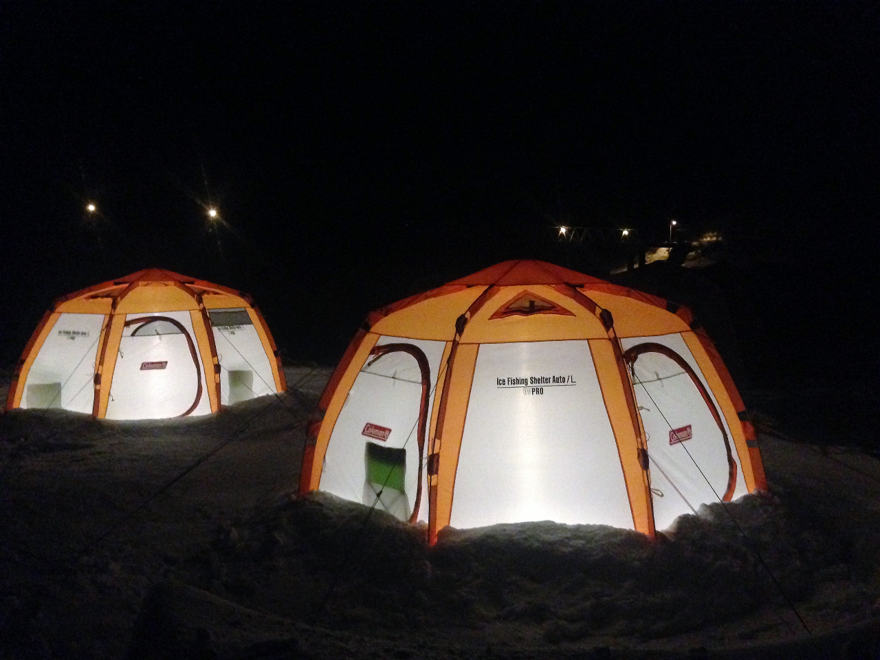 真っ暗な湖の上にライトで照らされたテントは幻想的ですよ。