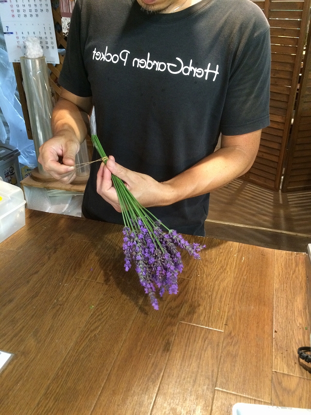 �E�ݏI��������t�֎����Ă����܂��傤
�X������ɓn���ƃ��b�s���O���Ă���܂���