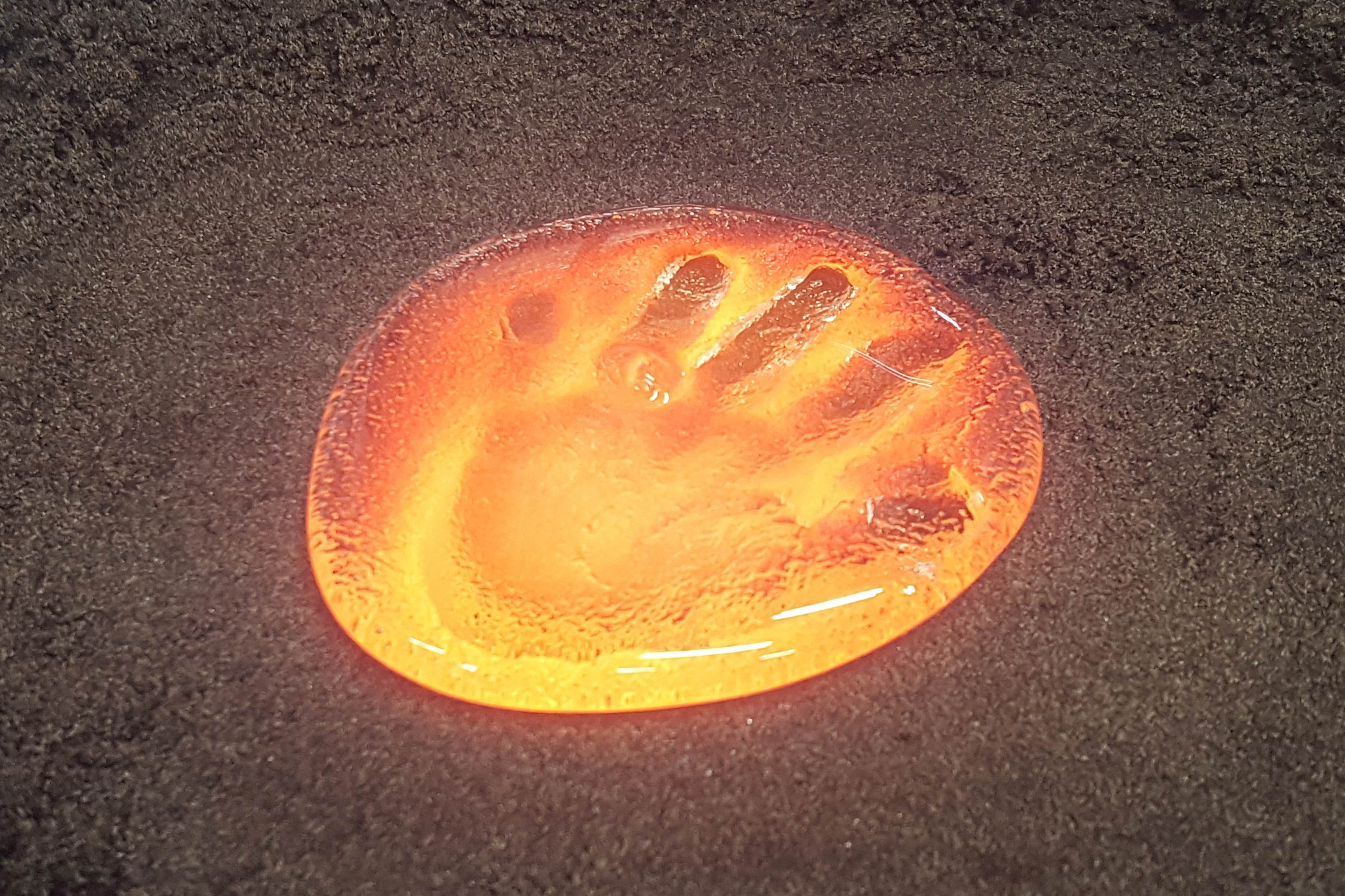 あとは講師にお任せ♪溶けたガラスを丁寧に流し込んでいきます◎