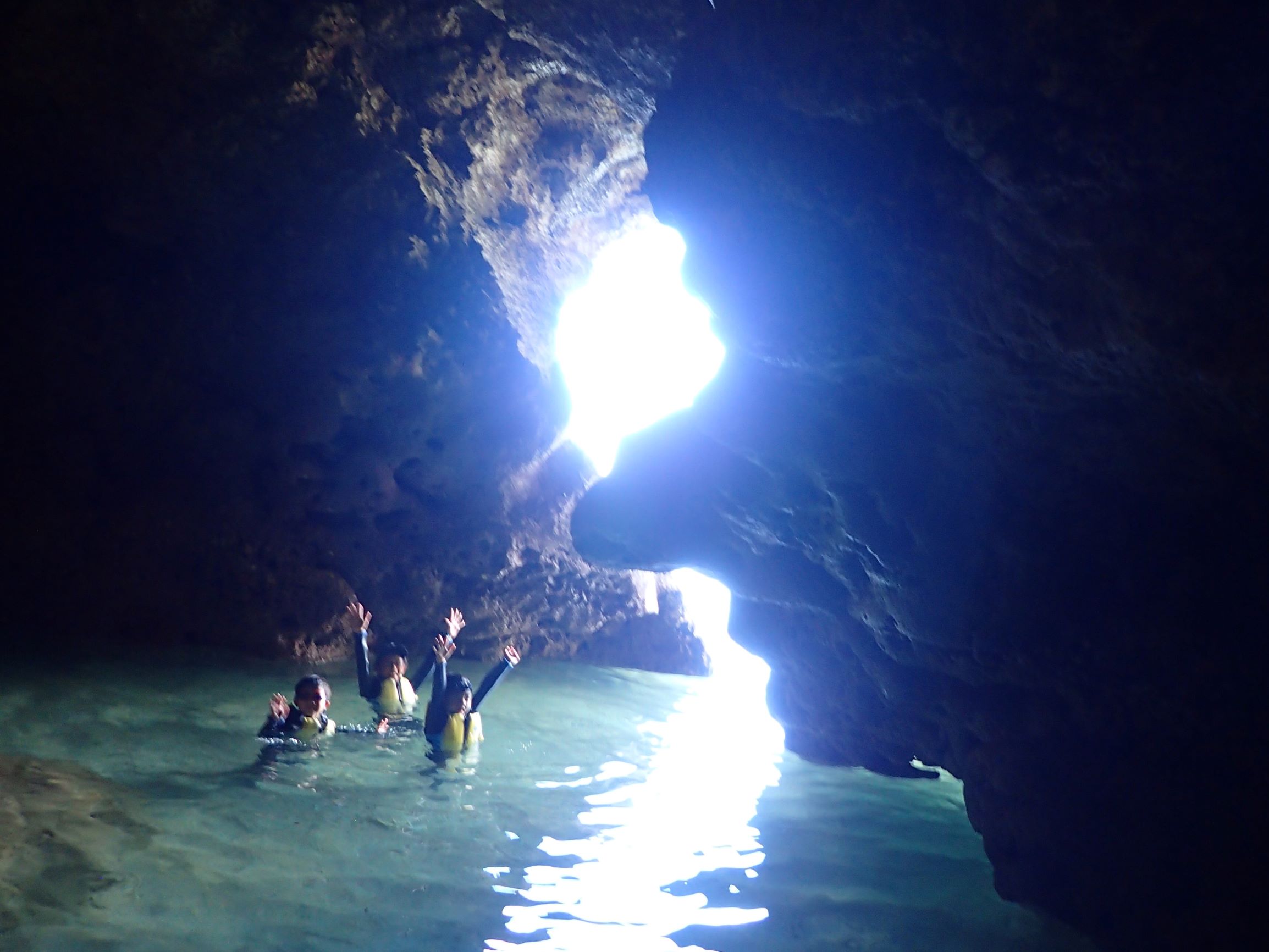 グループ割引 サンゴ礁の海で感動のクリアカヤック体験 無人島 やどかり島 上陸 神秘の洞窟探検 シュノーケル お帰りの際 ツアー写真のデータ無料プレゼント カヤッククラブ グッドライフ じゃらん遊び体験