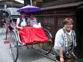 高山の町並みを人力車でご案内♪