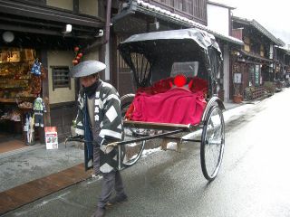 人力車で高山の町並みをご案内♪