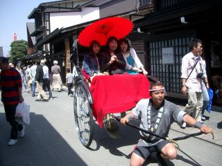人力車で高山の町並みを周遊☆