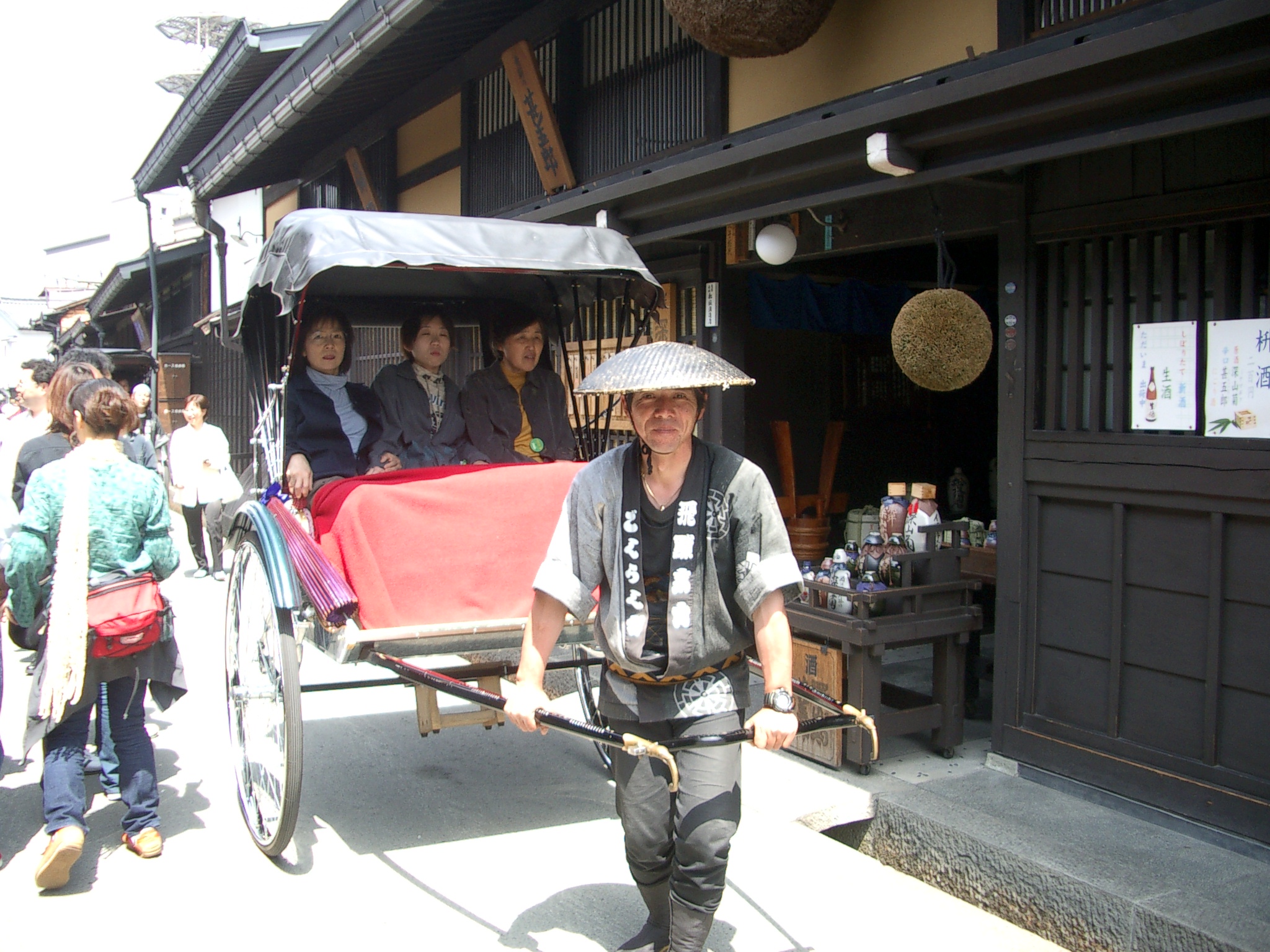 高山の町並みを人力車でご案内☆