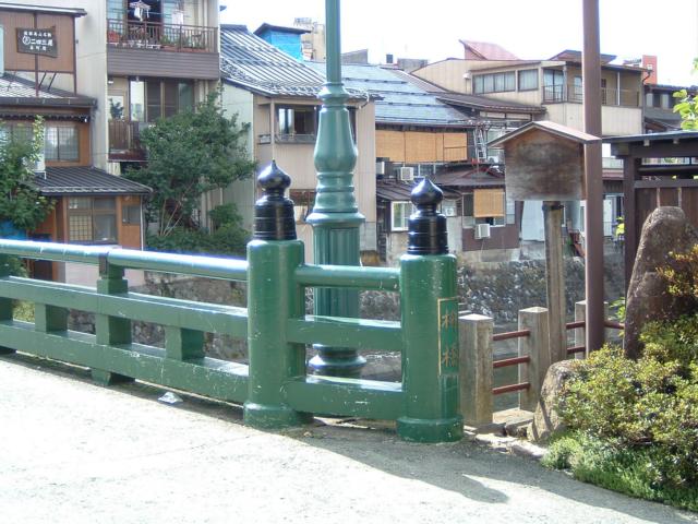 柳橋(緑色の橋)を東へ進むと乗車場所があります!