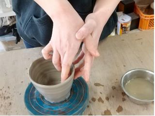 基本の手びねり体験です。初めてでも安心してお越しください。