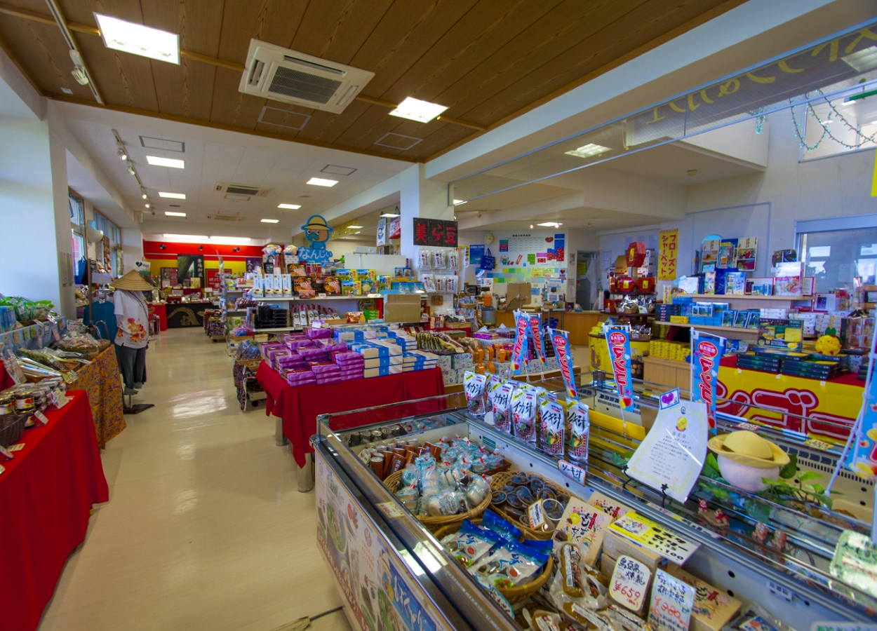 世界遺産群の「斎場御嶽」（せいふぁうたき）＆神々の島「久高島