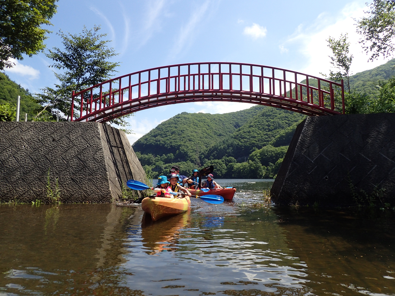 水量次第で橋の下も漕いでくぐれます。