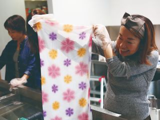 ☆観光客・女子会・カップル・お子様歓迎☆ 雪花絞り手ぬぐい体験。かわいい花模様が染められます。