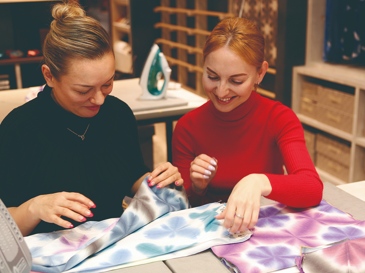 まずは柄選び。三角に畳まれたハンカチをお渡しします。三角の角や辺を染料に浸すことで模様を出していきます。少人数の場合は、畳む工程からも体験できます。