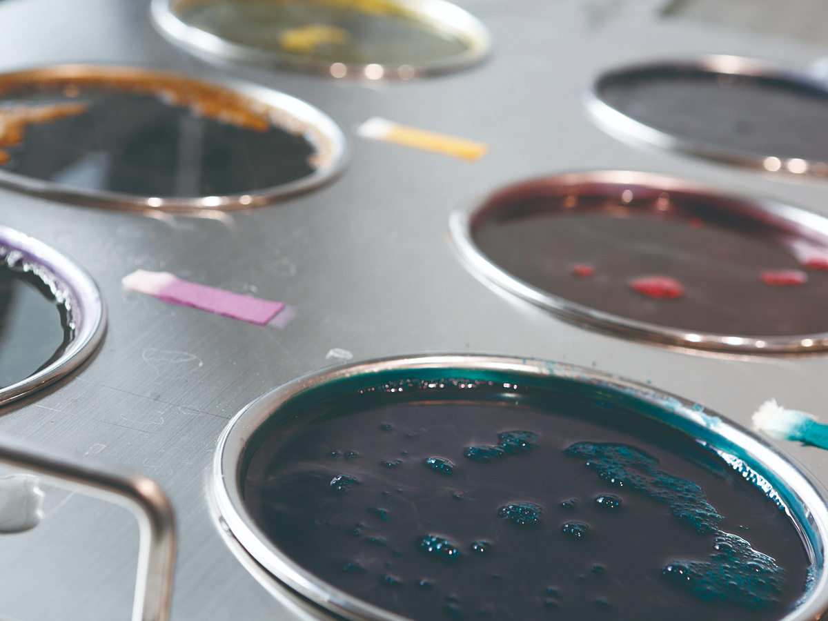 染料は定番色を6色ご用意しています。好きな色を選んで染めます。