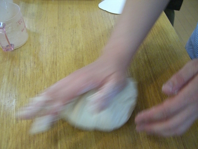 パン捏ねのスタートです