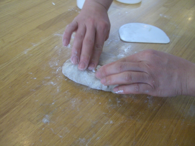 ひとつずつ手にとって丁寧に作成します