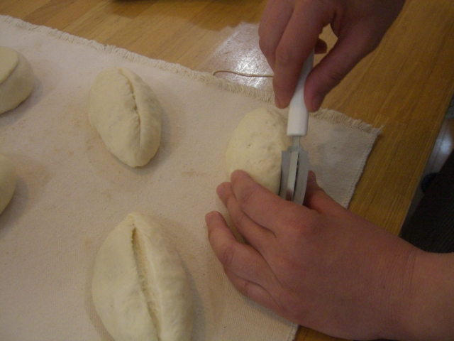 発酵した生地にクープ(切れ目)を入れます