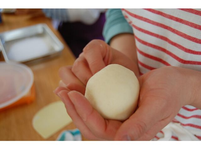 ひとつずつ手にとって丁寧に作成します