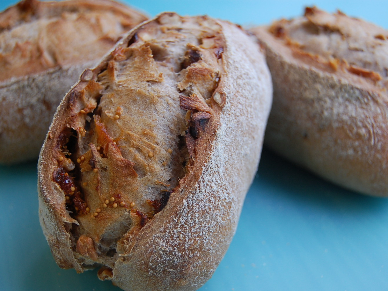 自家製サワー種を使ったライ麦パンです。体によいいちじくとクルミ入りです。