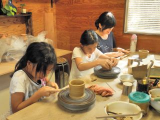 ワイワイみんなで楽しく陶芸体験! 小さなお子様から高齢者まで、どなたでも気軽に陶芸が体験できるプランです。
