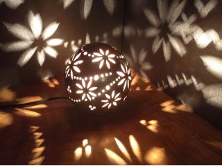 約1ヶ月後、自分だけのオリジナルのランプシェードが完成します!自分で作ったランプシェードで、素敵な灯りをお楽しみください>