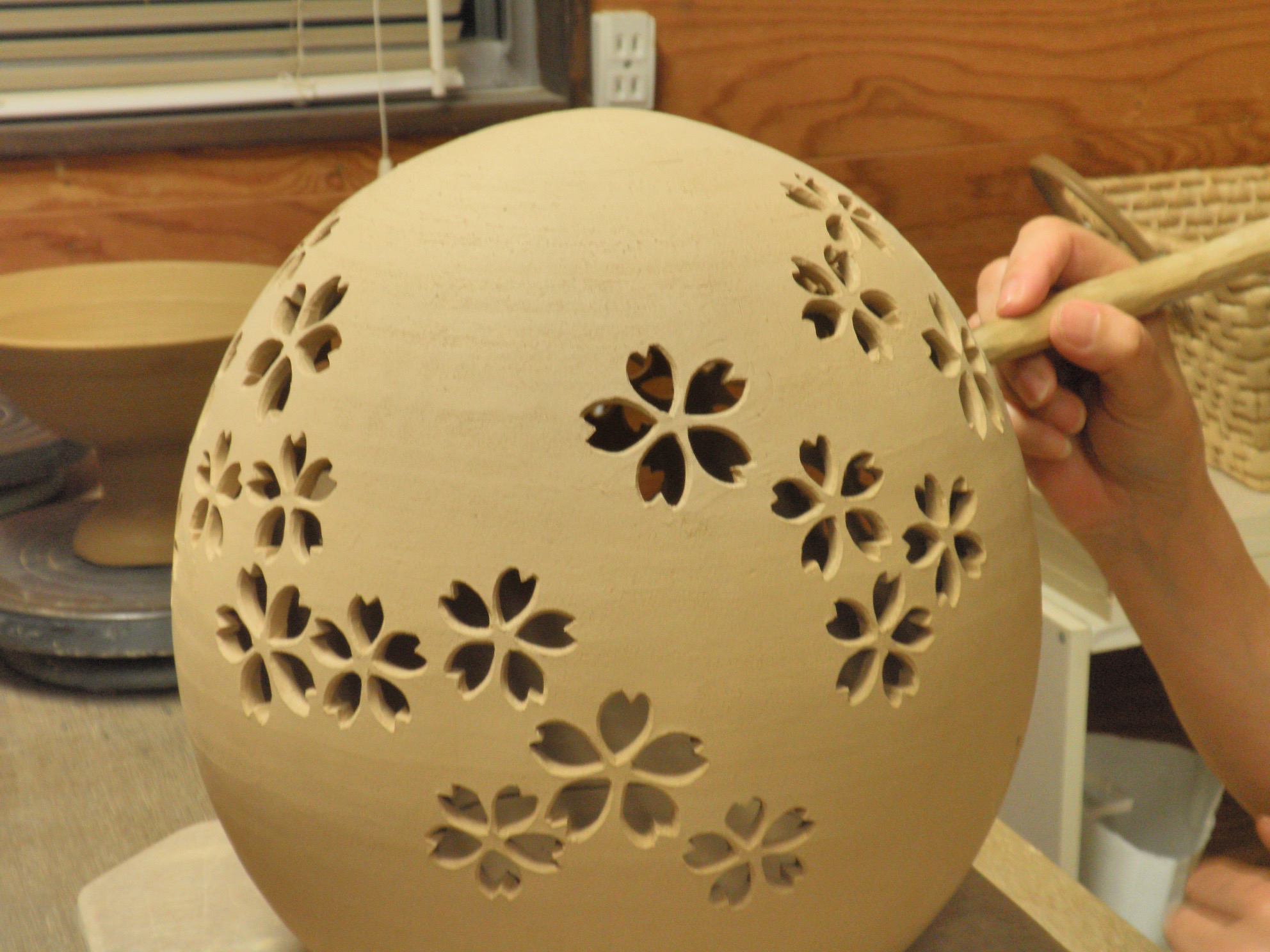 型紙を用意していますので、お好きな模様を選んで彫ることができます。