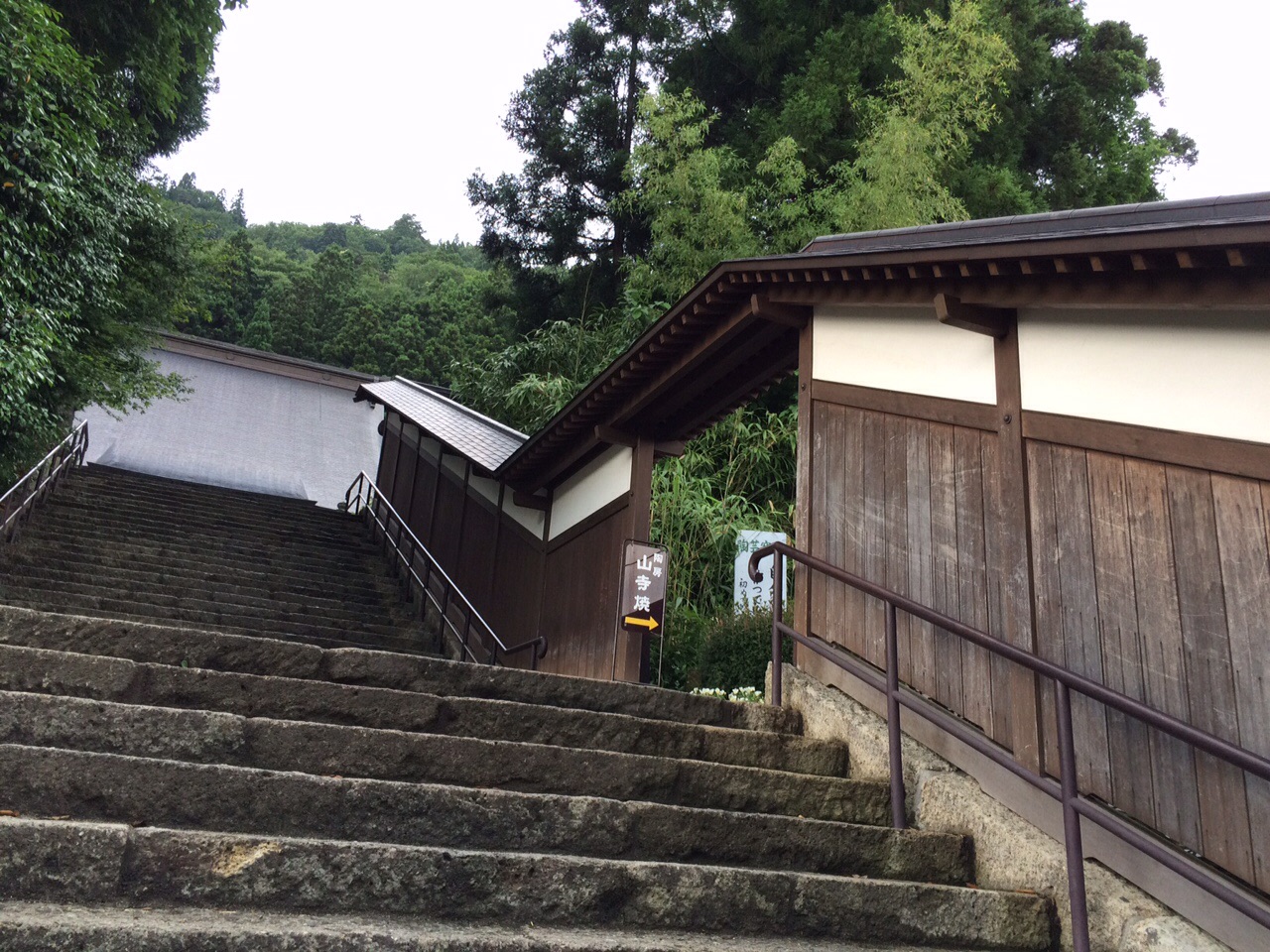 石段を登ると右手にあらわれます(階段下から41段!^^)