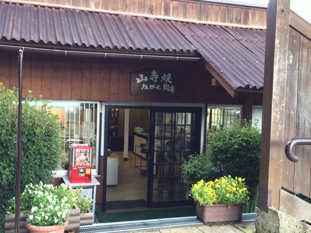店舗入口は、陶ブローチのガチャガチャが目印!