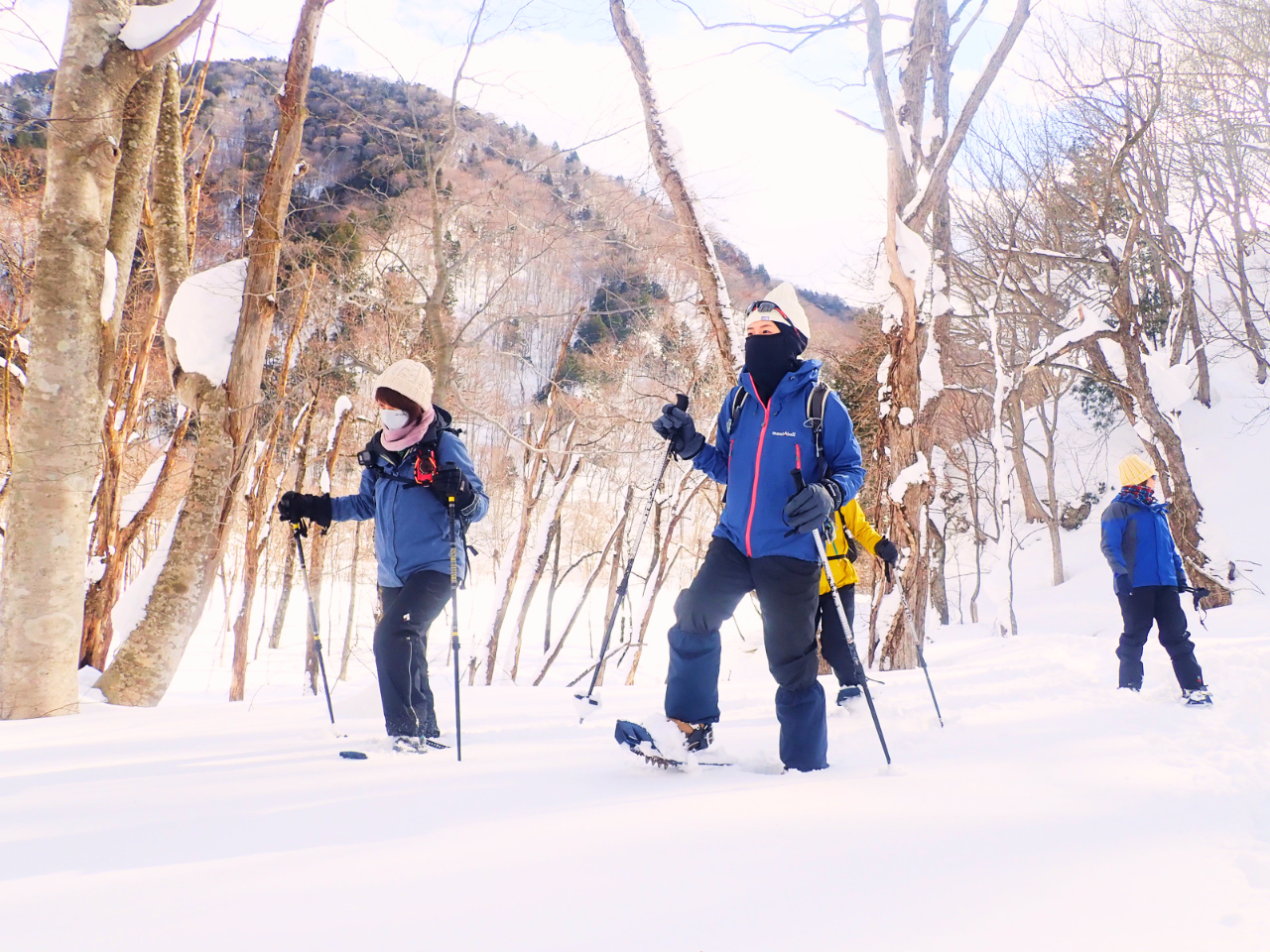 真っ白な雪が降り積もった森の中を、スノーシューをつけて歩きましょう!今まで味わったことない、雪を踏みしめる心地よい感触!
