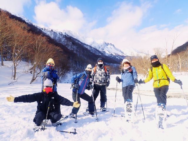 雪山の絶景をバックにお友達とスマイル☆キレイな写真撮れたかな?