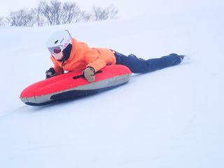 雪面スレスレを疾走!スキーやスノボが出来なくてもゲレンデを滑って楽しめる☆少しの練習でターンもストップも簡単♪