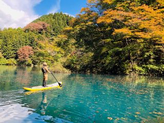 秋は紅葉と日差しや場所によって変化する、シマブルーとのコントラストにうっとりです♪