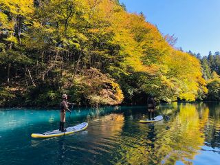 湖を漕ぎ進むとシマブルーの絶景に出会えますよ!