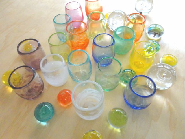 吹きガラス体験ではトロトロのガラスに息を吹き込んでコップなどなどを作ります。