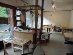 工房にはショップも併設しておりますので、作品作りの参考にしたりお土産を物色したり・・・。