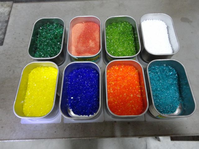作品作りに使用する色ガラス。本体が高温でトロトロのうちに溶着させます。