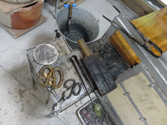 作業中のガラスは高温で、まちろん素手では触れないので、いろんな道具を使います。