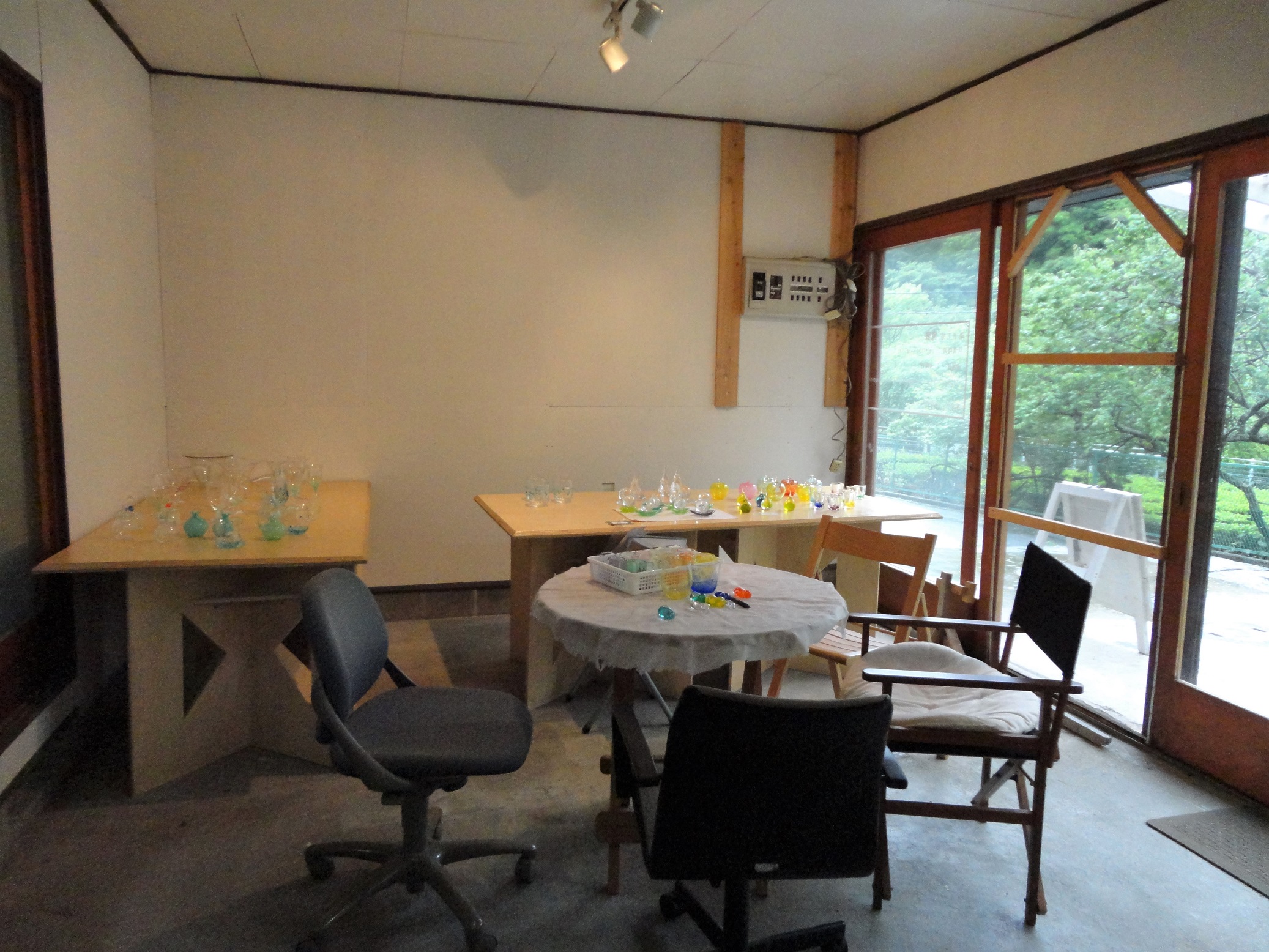 作業の合間は店内でくつろいで頂いたり、近くの「箒杉(樹齢2000年の天然記念物)」を見物しても良いかもしれません。