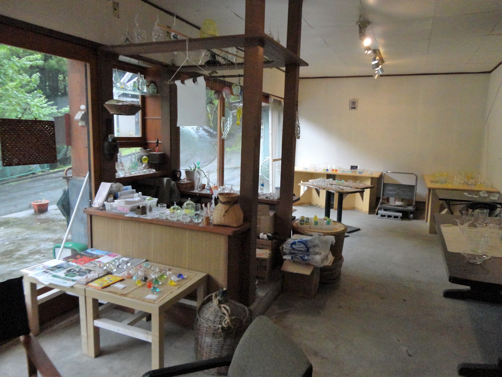 工房にはショップも併設しておりますので、作品作りの参考にしたりお土産を物色したり・・・。