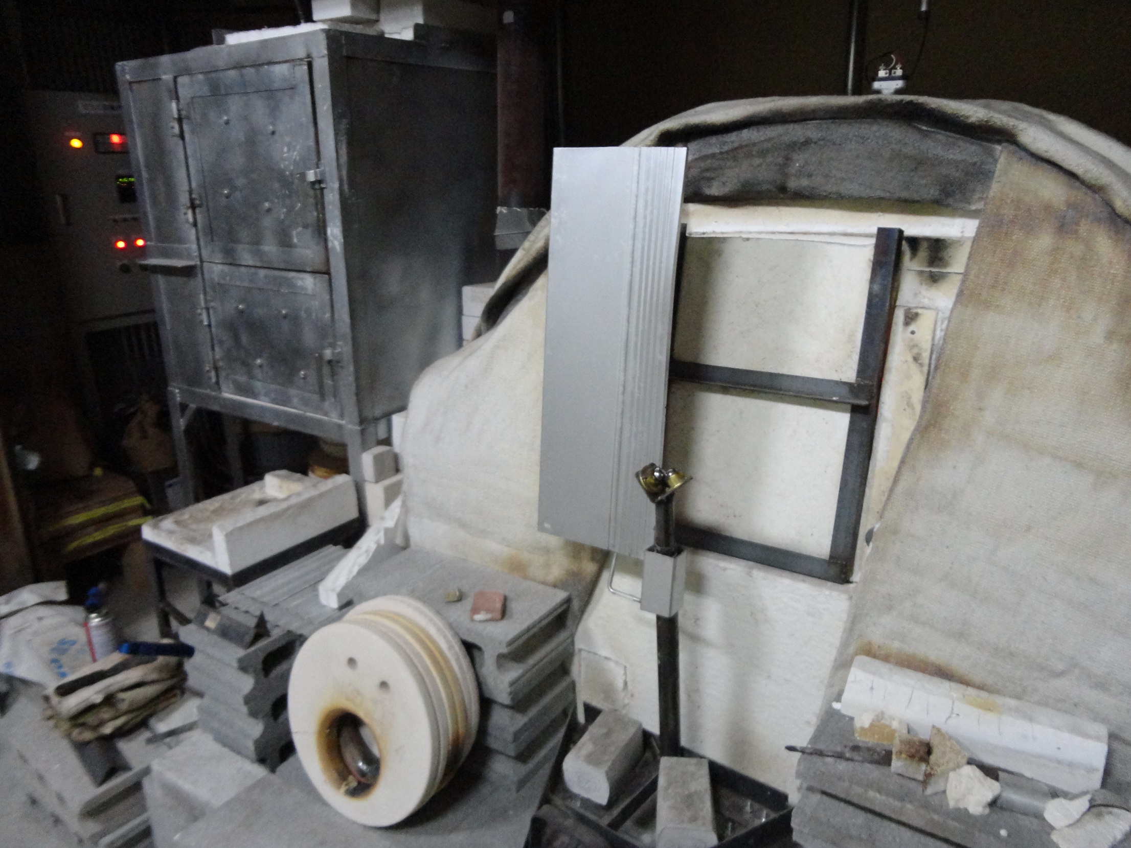 工房では1200℃でガラスが溶けています。ちなみに写真の右側が溶解炉で左の箱が徐冷炉です。