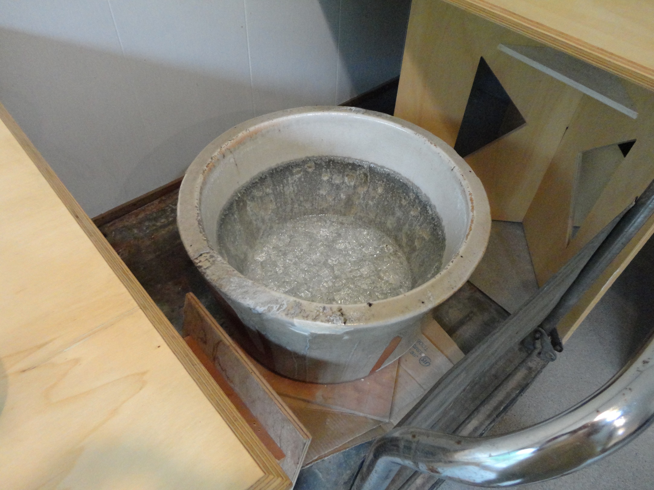 溶解炉の中に入っている「るつぼ」。ちなみに写真は使用済みのものです。