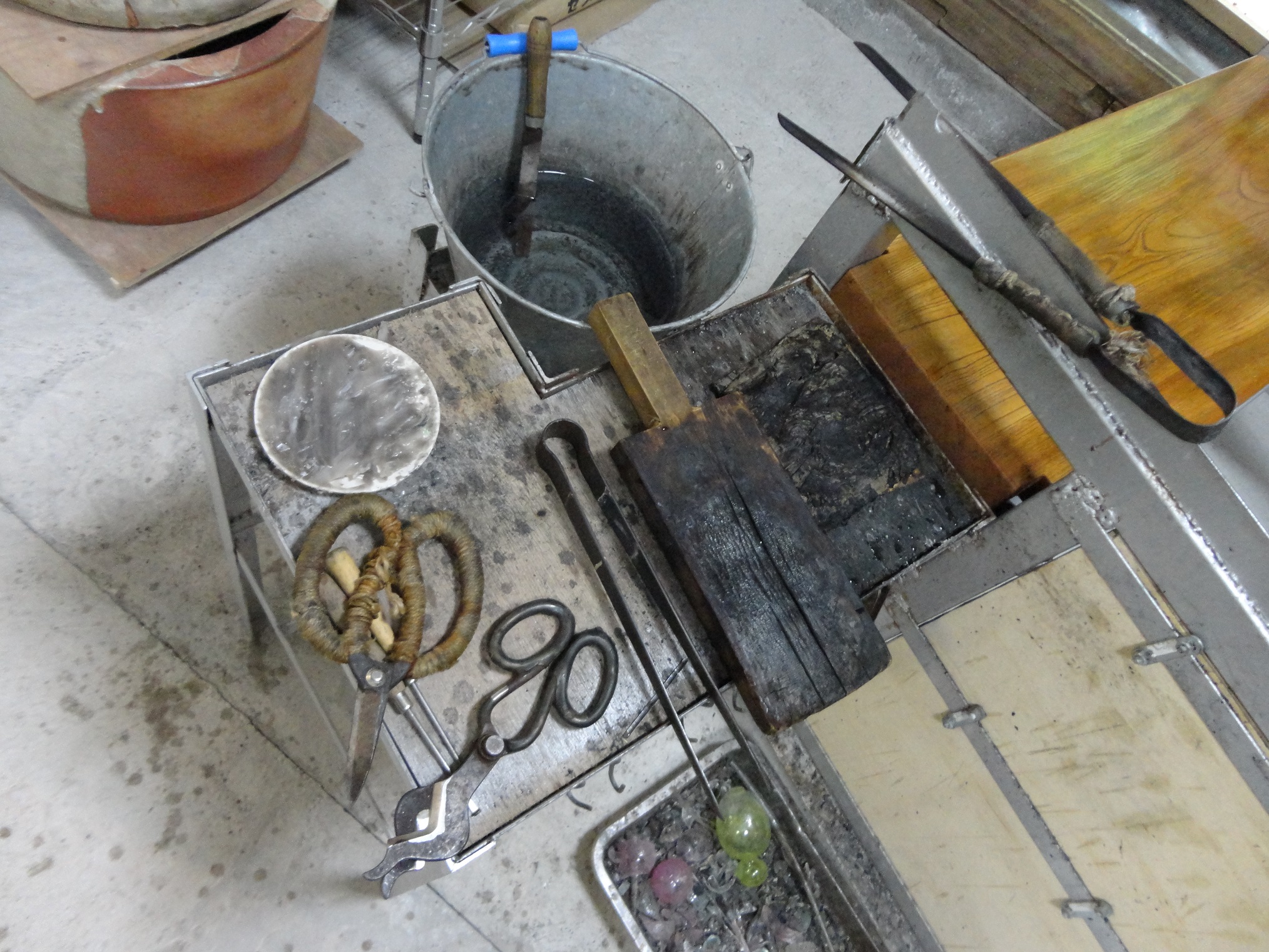 作業中のガラスは高温で、もちろん素手では触れないので、いろんな道具を使います。