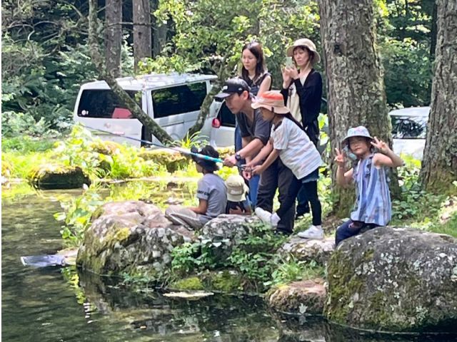 美ヶ原の水で育ったイワナを釣る。桜清水ロックフィッシュパーク