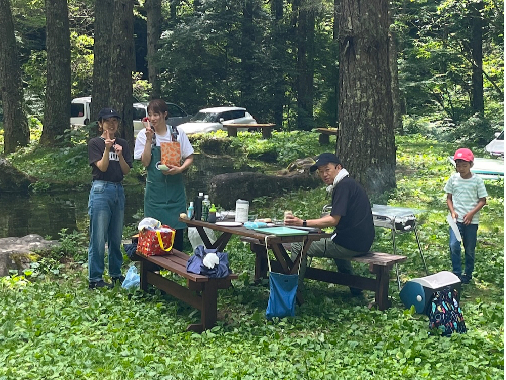 釣ったイワナを焼いて食べる。