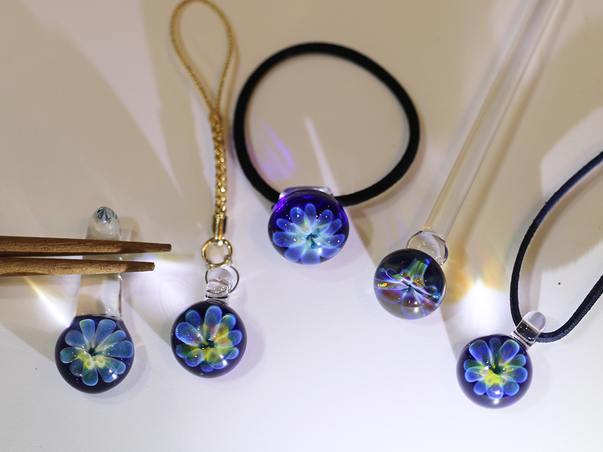 はしおき、ストラップ、髪飾り、マドラー、ペンダント。シルバーの入ったガラスをクリアガラスの中に押し込んで模様を作ります。