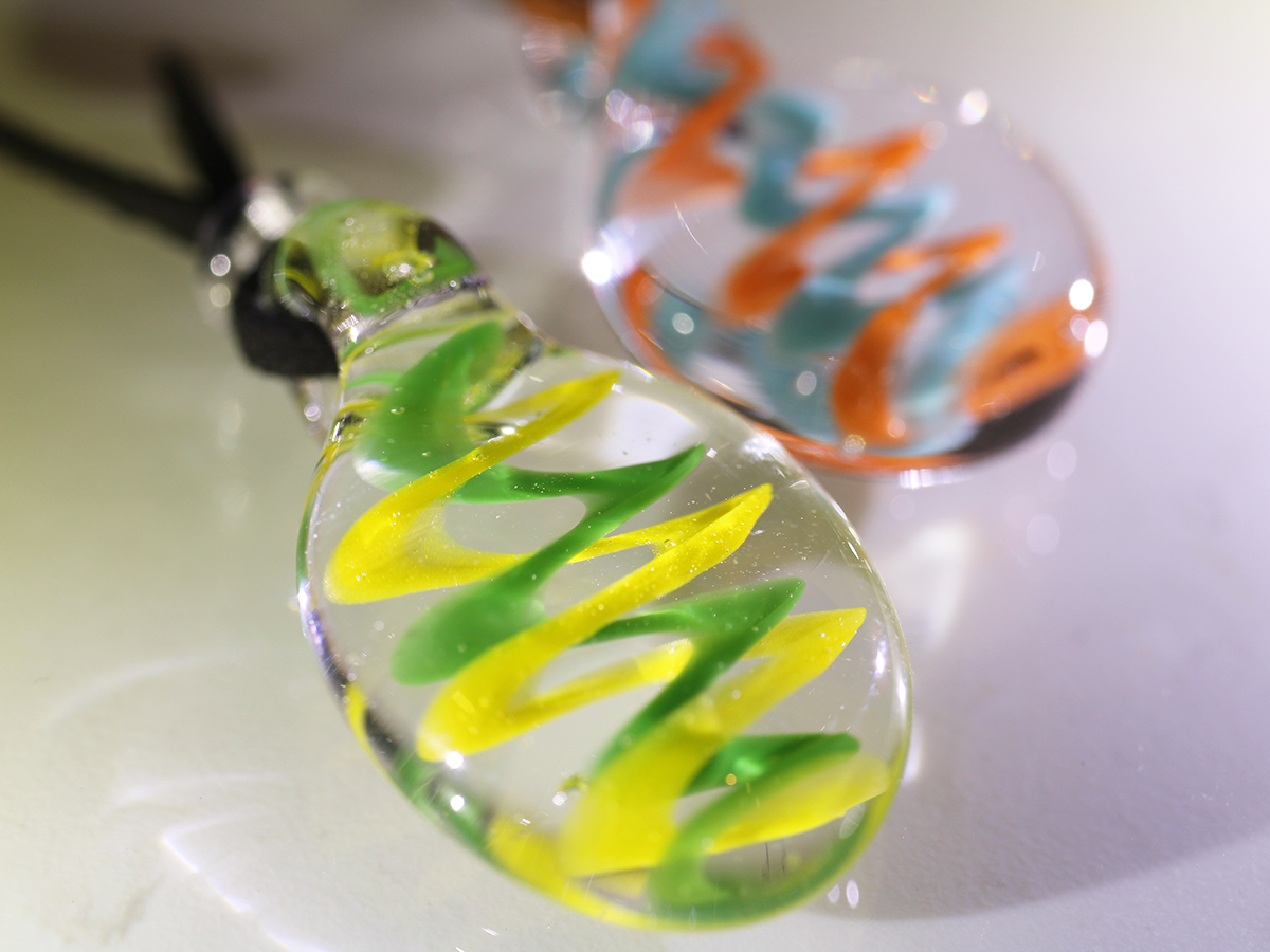 しずく型ペンダントトップ 少しつぶして平らにすることもできます。