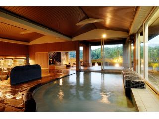 内湯大浴場〜広々とした開放感ある展望内湯