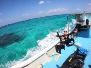 神秘の青の洞窟へ!レッツゴー♪楽々快適ボートツアーで、素晴らしい体験ができます!何度見ても素晴らしい神秘の洞窟を満喫して下さい♪